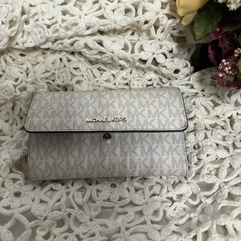 Michael Kors, off-white and gray wallet Pre-love beautiful